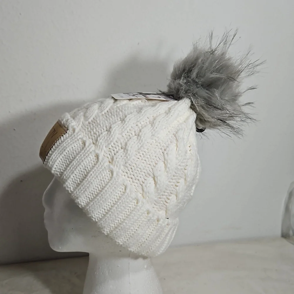 NWT Rae Dunn for David & Young cozy cream adult knit beanie with gray furry Pom